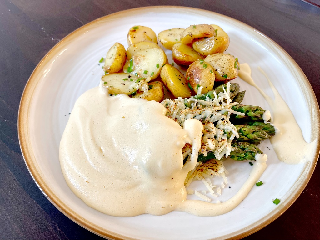 Zelený chřest gratinovaný parmezánem s holandskou omáčkou a brambory na sádle