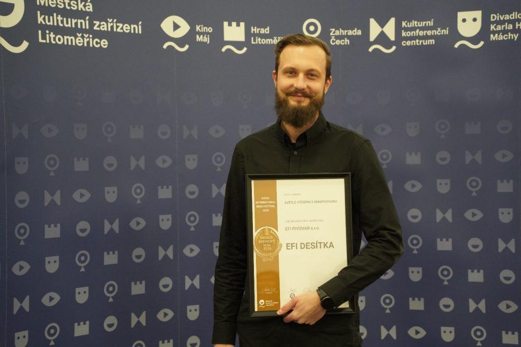 Sladek z efi pivovaru na mezinárodním pivním festivalu - předání EFI Desítka