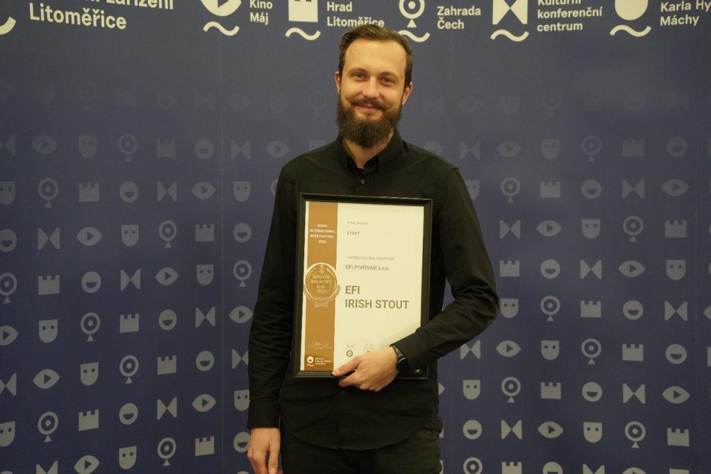 Sladek z efi pivovaru na mezinárodním pivním festivalu - předání EFI Irish Stout