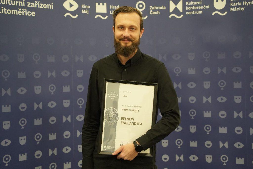 Sladek z efi pivovaru na mezinárodním pivním festivalu - předání EFI NEIPA