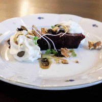 Terinka z červené řepy, šlehaný kozí sýr, oříšky