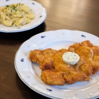 Řízek s bramborovým salátem