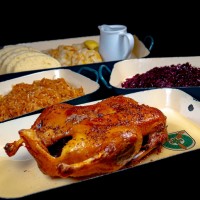 Česká hostina - Celá pečená kachna (2,3 kg), červené a bílé zelí, variace knedlíků Česká hostina - Celá pečená kachna (2,3 kg), červené a bílé zelí, variace knedlíků