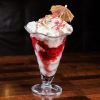 Horké maliny s domácí zmrzlinou a šlehačkou a višňovým likérem Horké maliny s domácí zmrzlinou a šlehačkou a višňovým likérem