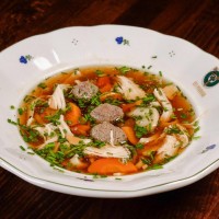 Kuřecí vývar s masem, játrovými knedlíčky a celestýnskými nudlemi Kuřecí vývar s masem, játrovými knedlíčky a celestýnskými nudlemi