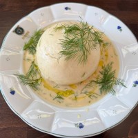 Kynutý knedlík plněný hříbky a brynzou, koprová omáčka Kynutý knedlík plněný hříbky a brynzou, koprová omáčka