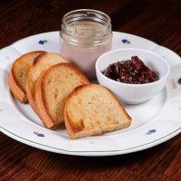 Paštika z kachních jater s portským vínem a cibulovou marmeládou Paštika z kachních jater s portským vínem a cibulovou marmeládou