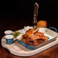 Pečené vepřové koleno s nakládanou zeleninou, hořčicí a křenem, chléb Pečené vepřové koleno s nakládanou zeleninou, hořčicí a křenem, chléb