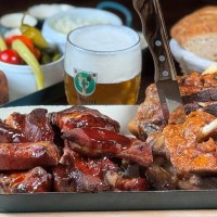 Pravá česká hostina - BBQ žebra a pečené koleno Pravá česká hostina - BBQ žebra a pečené koleno