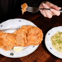 Řízek z vyzrálé vepřové pečeně s vídeňským bramborovým salátem Řízek z vyzrálé vepřové pečeně s vídeňským bramborovým salátem