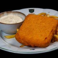 Smažený sýr s hranolkami a domácí tatarskou omáčkou Smažený sýr s hranolkami a domácí tatarskou omáčkou