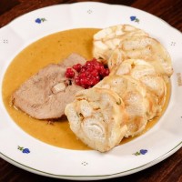 Svíčková na smetaně s domácím karlovarským knedlíkem a brusinkami Svíčková na smetaně s domácím karlovarským knedlíkem a brusinkami