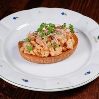 Tvarůžkový tartar na topince s česnekem Tvarůžkový tartar na topince s česnekem