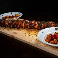 Živáňská jehla (2 kg), pečené brambory s cibulí a čabajkou Česká hostina - Živáňská jehla (2 kg), pečené brambory s cibulí a čabajkou